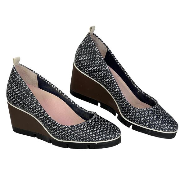 Betabrand Womens Blue White Pattern All Weather Slip On Wedge Classic Heel 6 - Picture 1 of 9